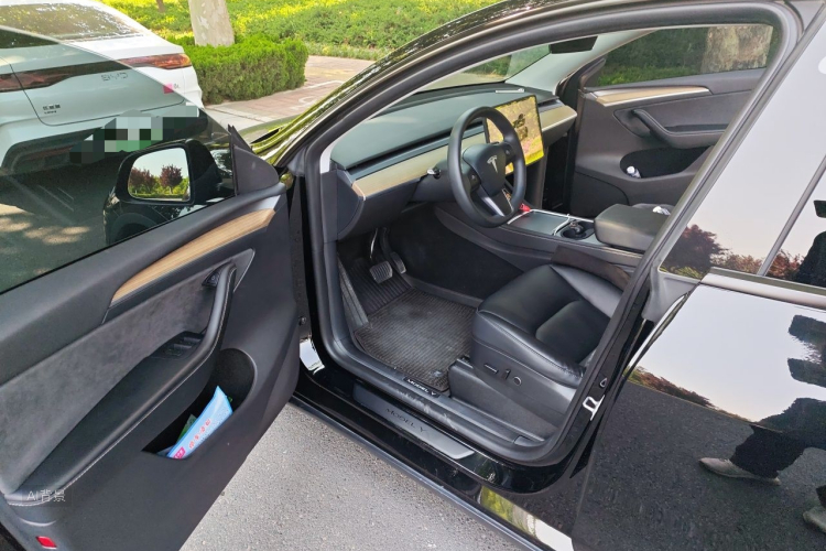 Tesla Model Y 2023 #18 Tesla Model Y 2023 car image #18