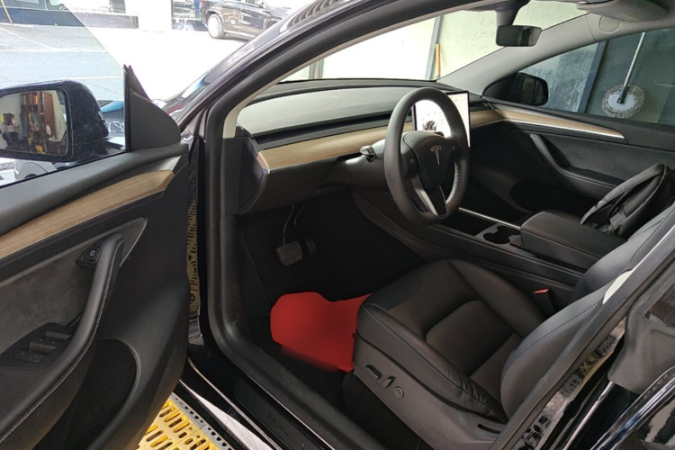Tesla Model Y 2021 car image #12