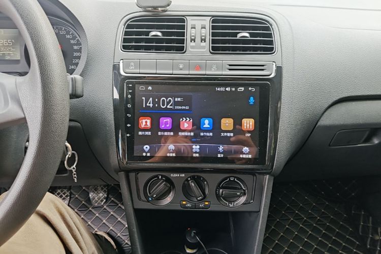Volkswagen Polo 2018 car image #13