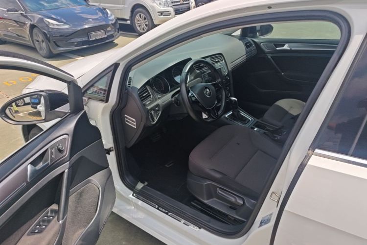 Volkswagen Golf 2017 car image #16