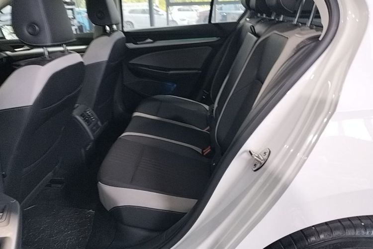 Volkswagen Golf 2021 car image #17