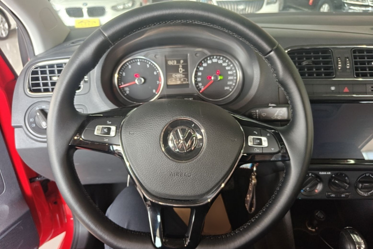 Volkswagen Polo 2016 car image #11