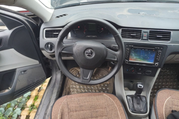 Skoda Rapid 2015 #12 Skoda Rapid 2015 car image #12