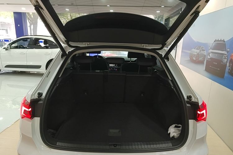 Audi Q3 2023 car image #19