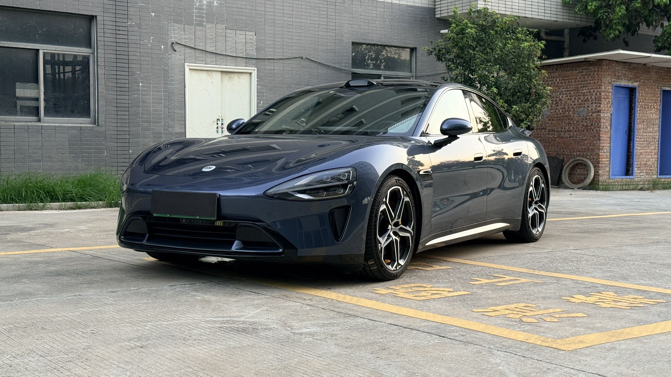 MI SU7 2024 immagine di auto 