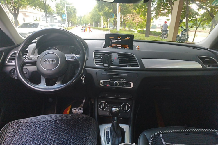 Audi Q3 2017 car image #11