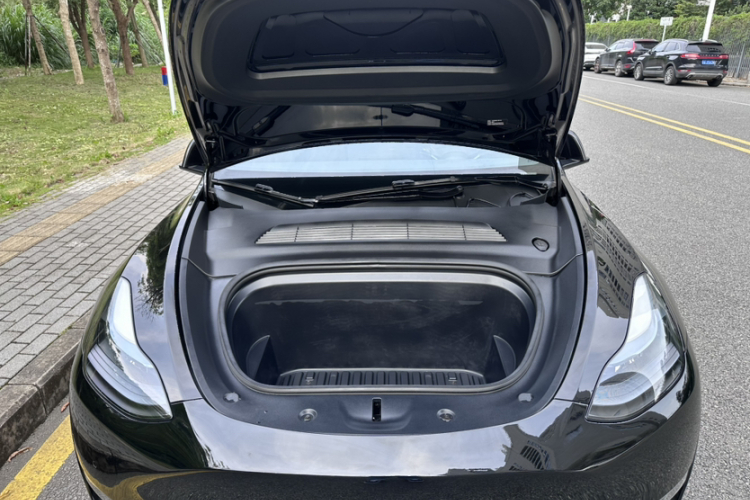 Tesla Model Y 2022 car image #24