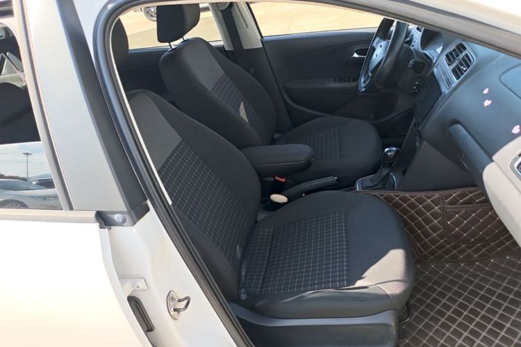 Volkswagen Polo 2015 صورة سيارة #28