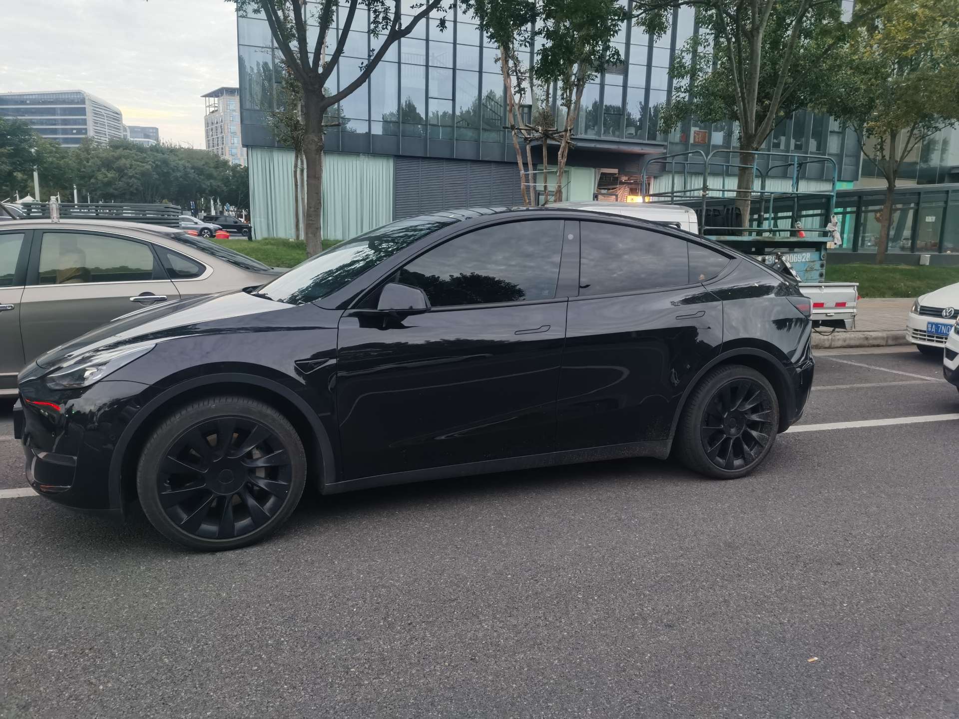 Tesla Model Y 2023 #6 Tesla Model Y 2023 car image #6