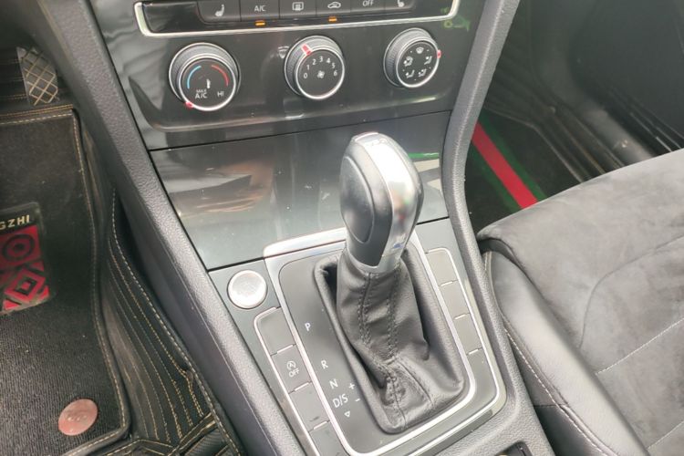 Volkswagen Golf 2020 car image #18