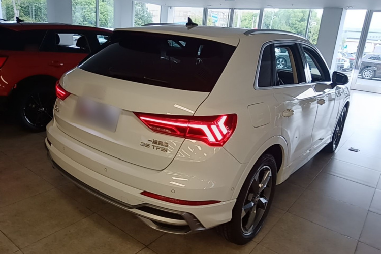 Audi Q3 2021 car image #7