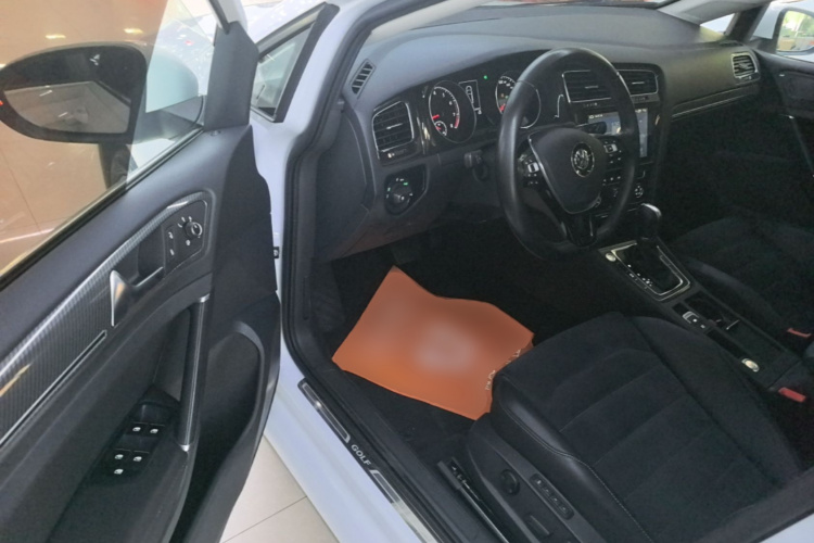 Volkswagen Golf 2018 car image #16