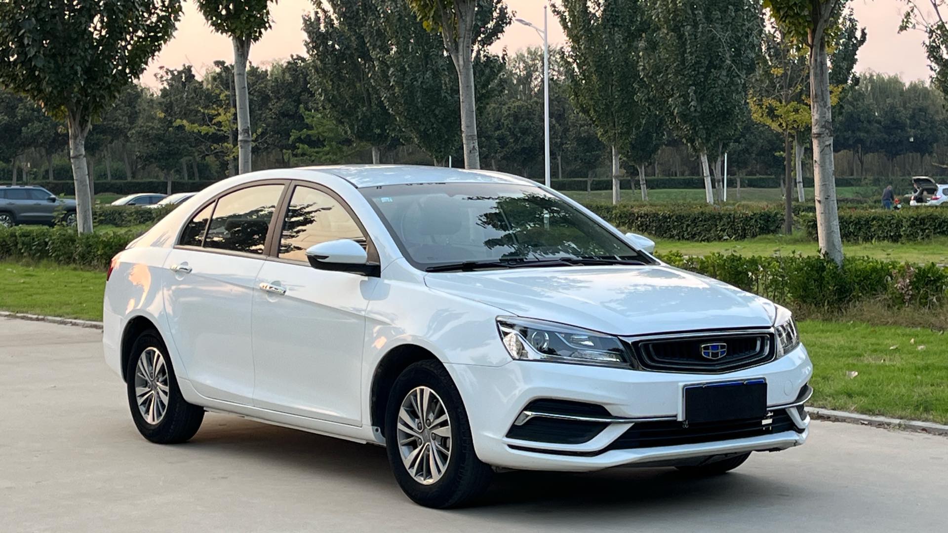 GEELY Emgrand 2019 imagen de coche #3