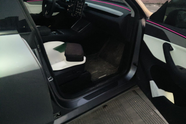 Tesla Model Y 2025 #25 Tesla Model Y 2025 car image #25