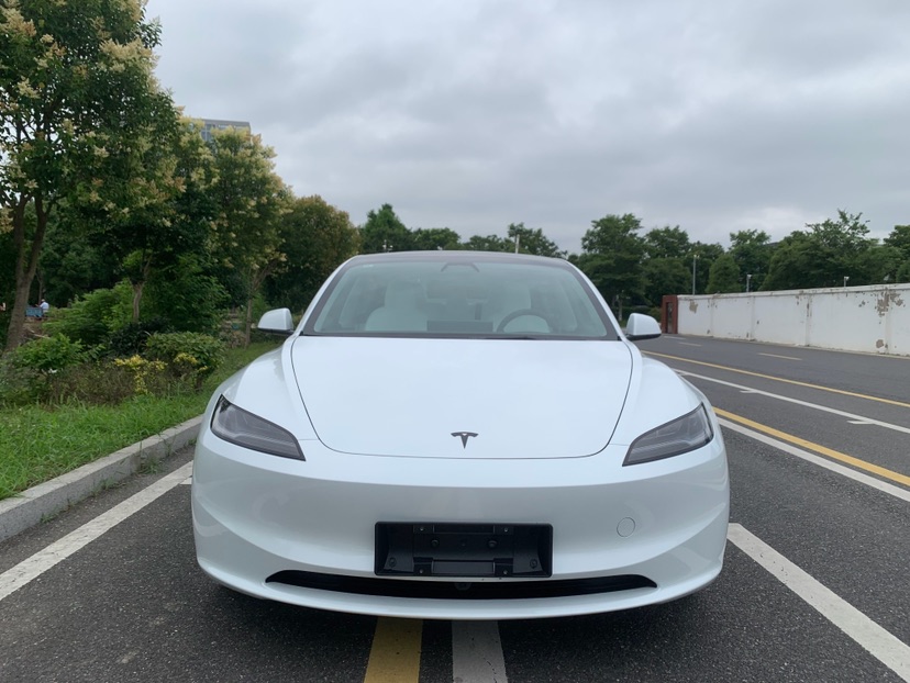Tesla Model 3 2026 car image #2