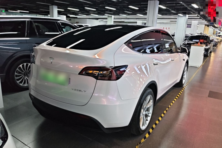 Tesla Model Y 2023 #5 Tesla Model Y 2023 car image #5