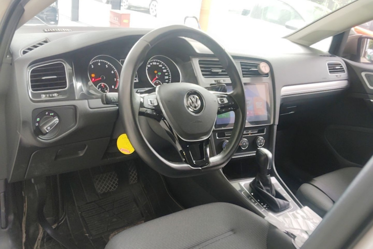 Volkswagen Golf 2018 car image #10