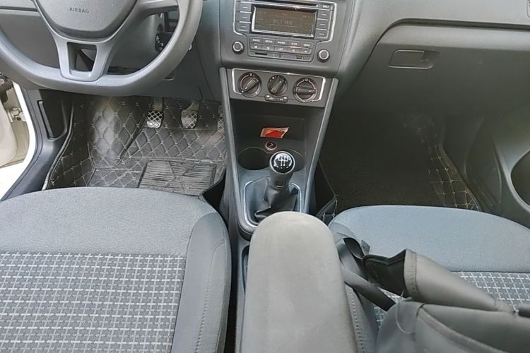 Volkswagen Polo 2015 car image #14