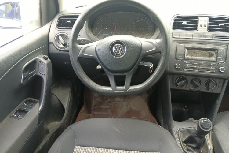 Volkswagen Polo 2015 car image #11