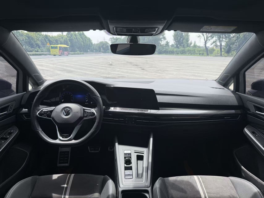 Volkswagen Golf 2023 car image #9