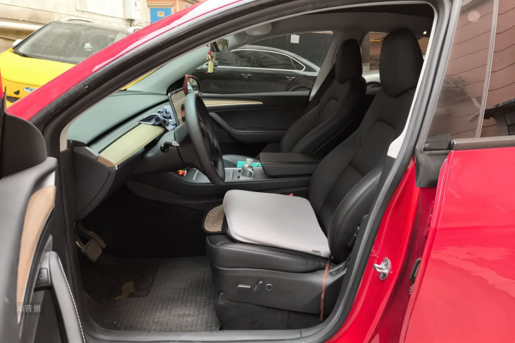 Tesla Model Y 2023 car image #17