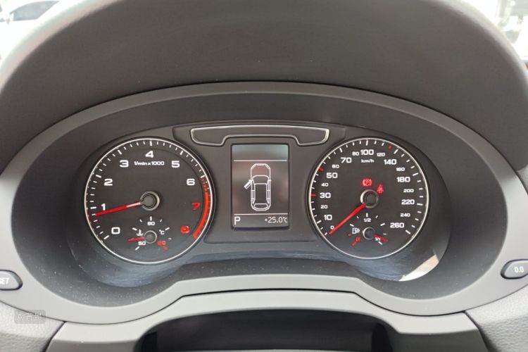 Audi Q3 2017 car image #13
