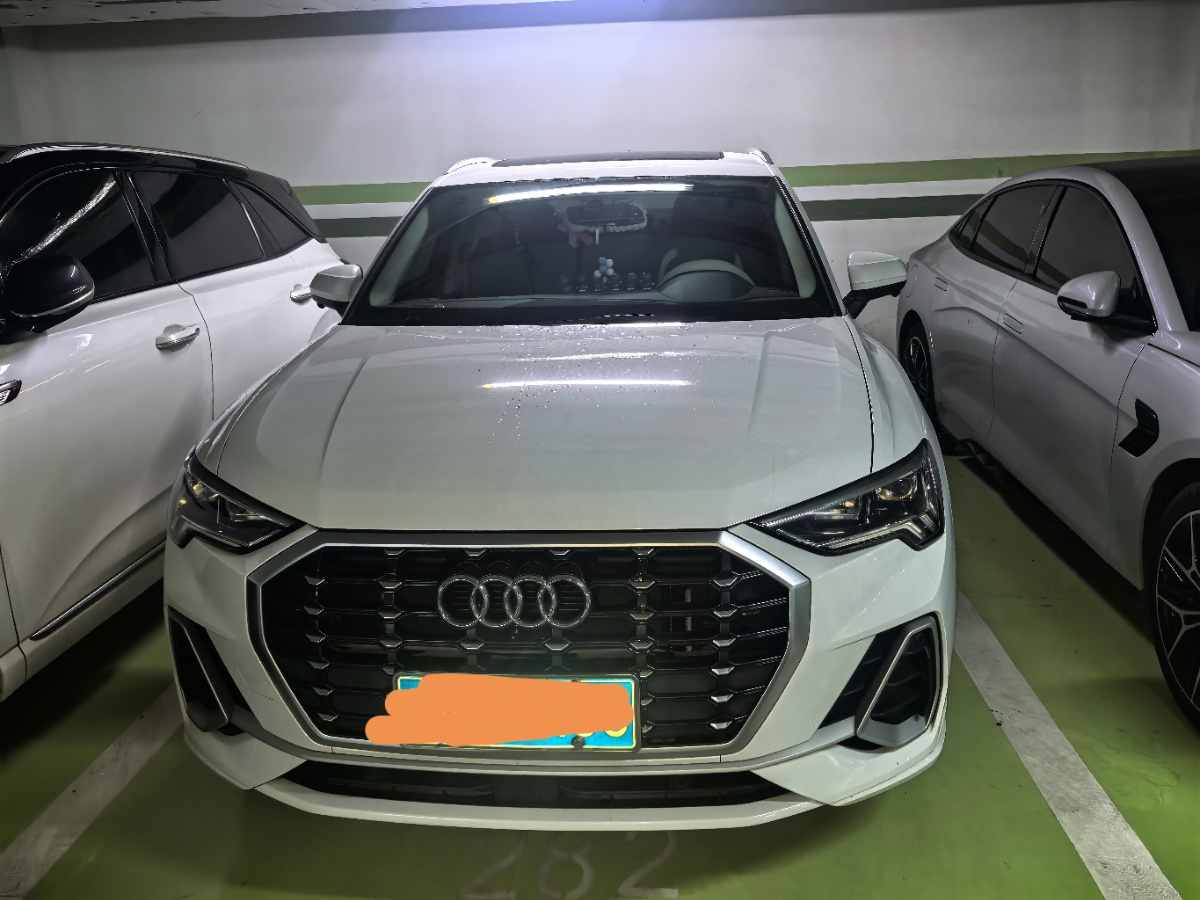 Audi Q3 2023 car image #2