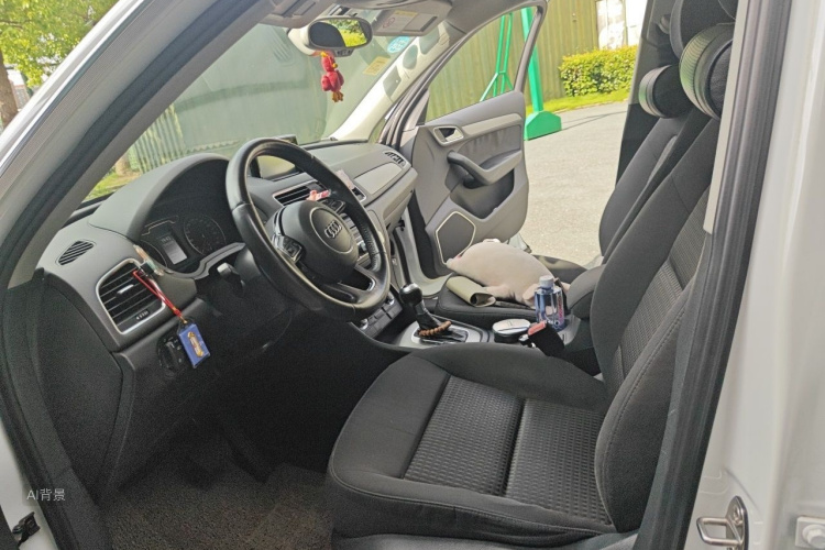 Audi Q3 2015 car image #17