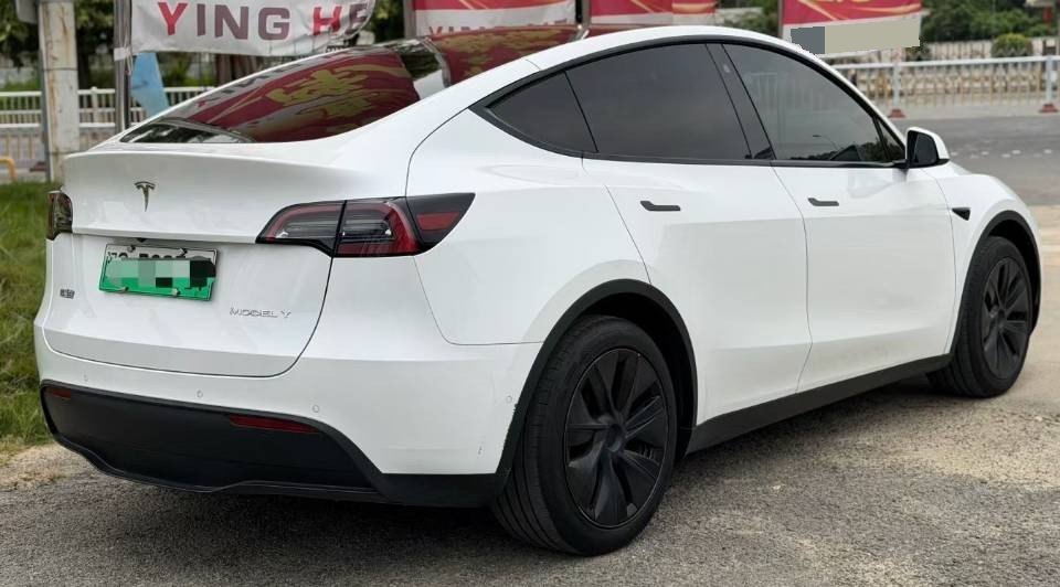 Tesla Model Y 2024 #7 Tesla Model Y 2024 car image #7