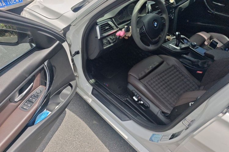 BMW 3 Series 2018 car image #9