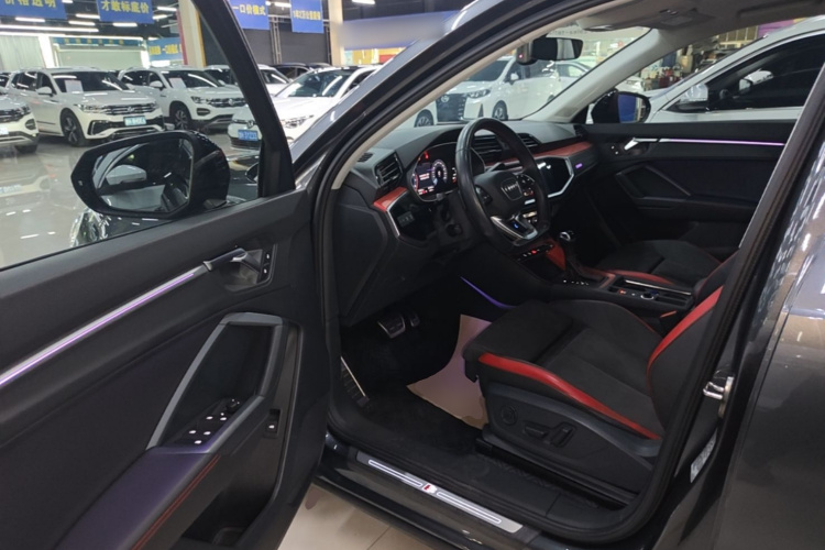Audi Q3 2020 car image #16