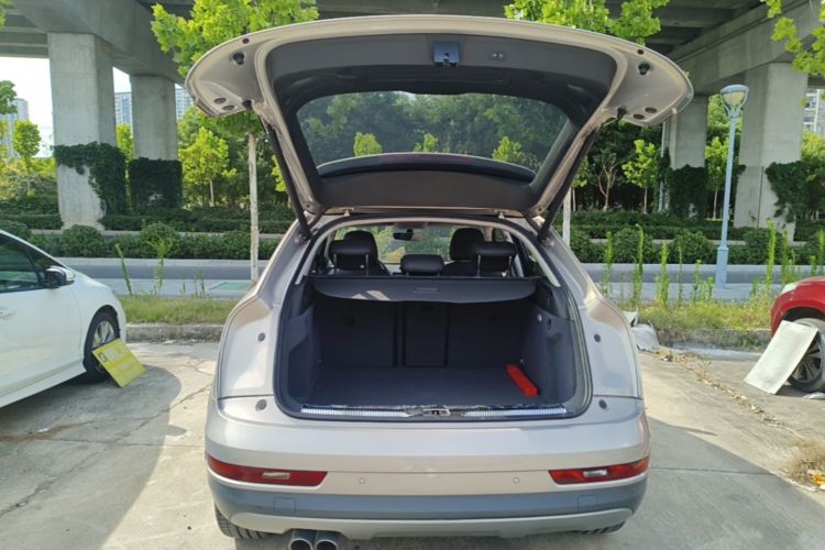 Audi Q3 2019 car image #19