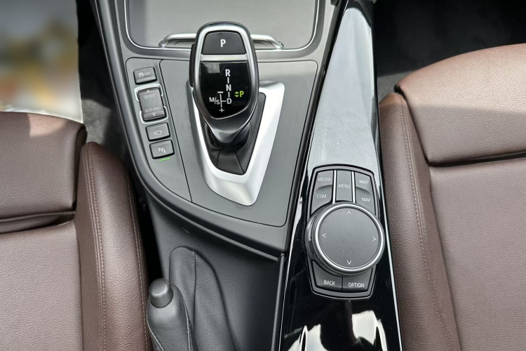BMW 3 Series 2018 car image #19