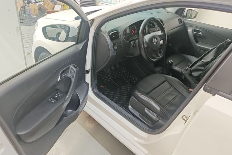 Volkswagen Polo 2016 car image #16