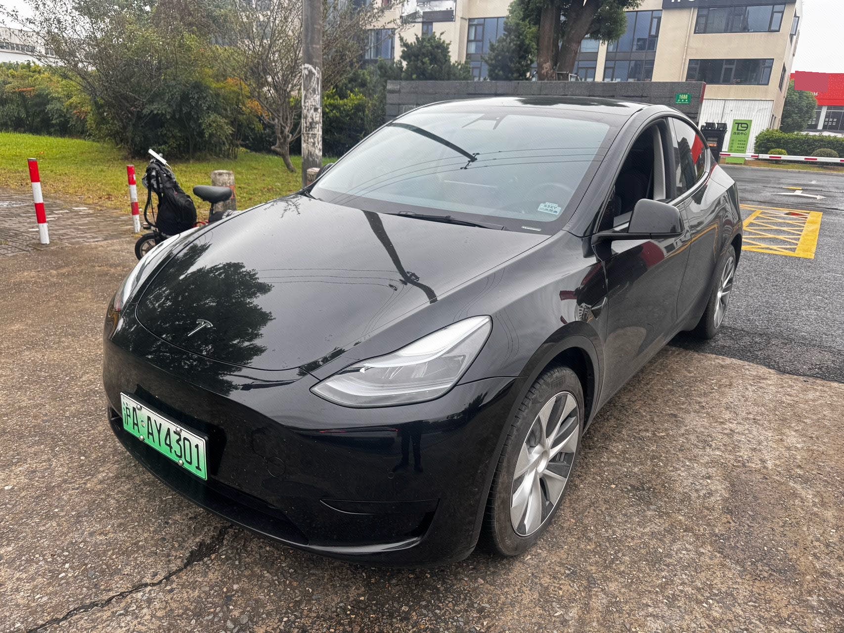 Tesla Model Y 2023 car image 