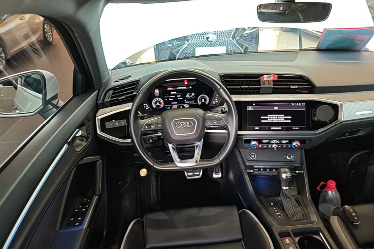 Audi Q3 2025 immagine di auto #11