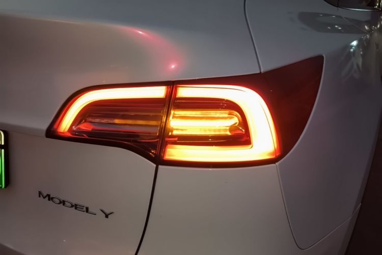 Tesla Model Y 2024 immagine di auto #8