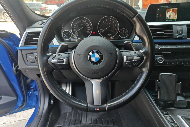 BMW 3 Series 2018 immagine di auto #12