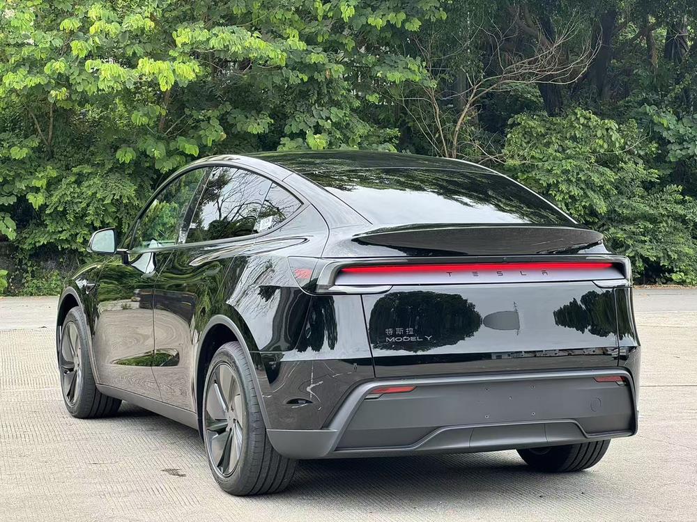 Tesla Model Y 2026 #5 Tesla Model Y 2026 car image #5