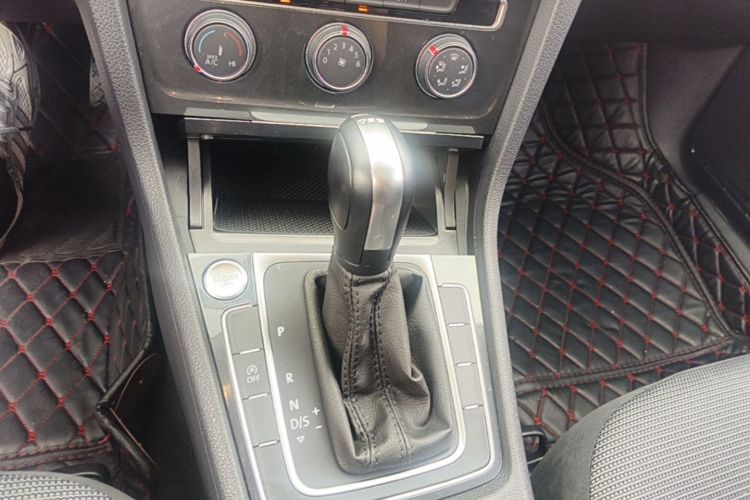 Volkswagen Golf 2020 car image #18