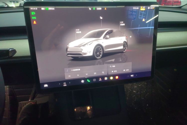Tesla Model Y 2023 immagine di auto #13