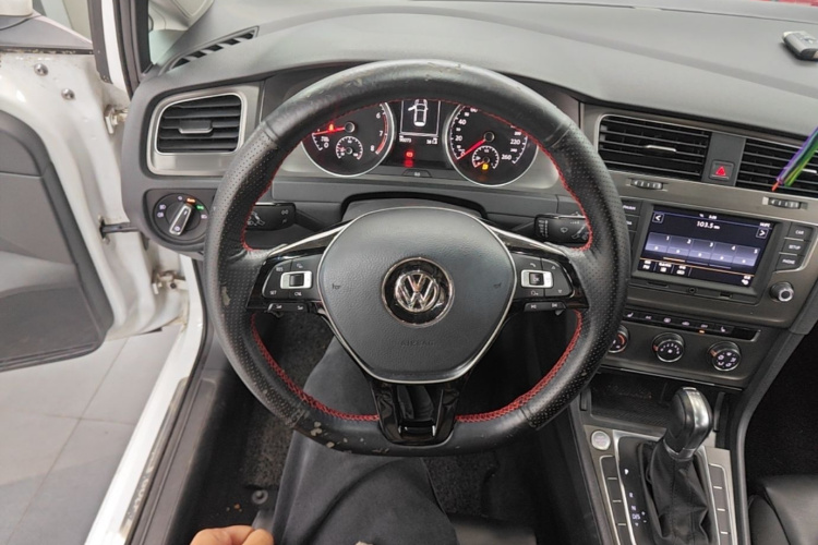 Volkswagen Golf 2016 car image #11