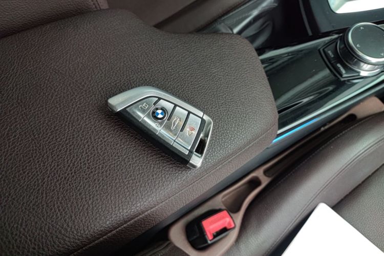BMW 3 Series 2018 immagine di auto #14