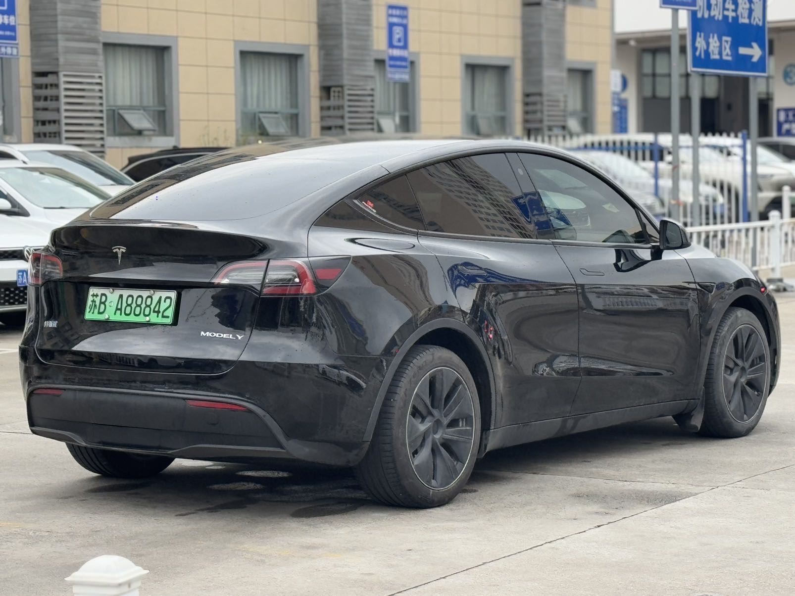 Tesla Model Y 2021 car image #10