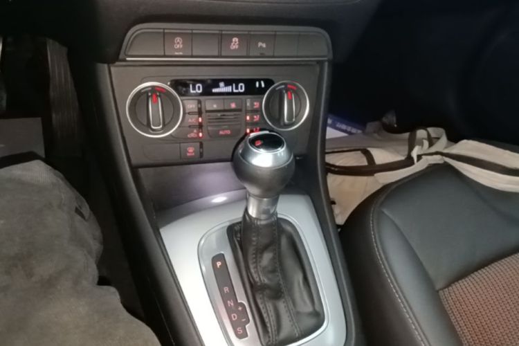 Audi Q3 2018 car image #14