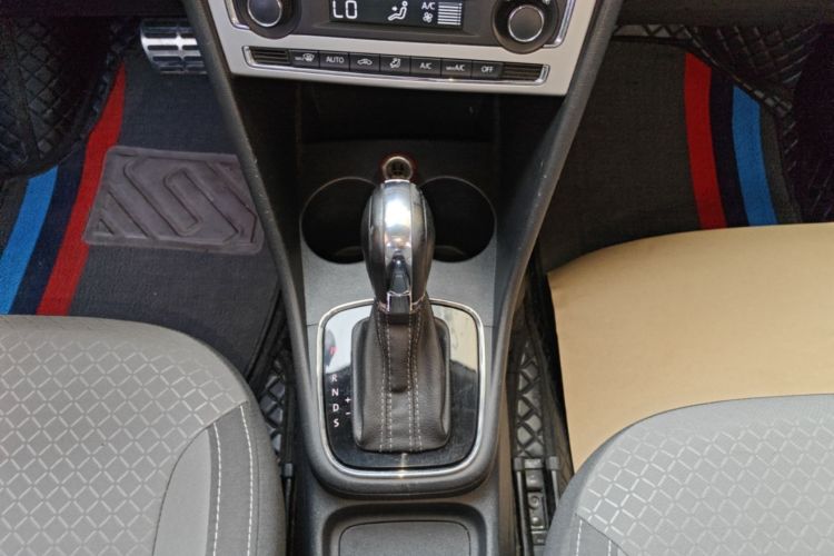 Volkswagen Polo 2016 car image #14
