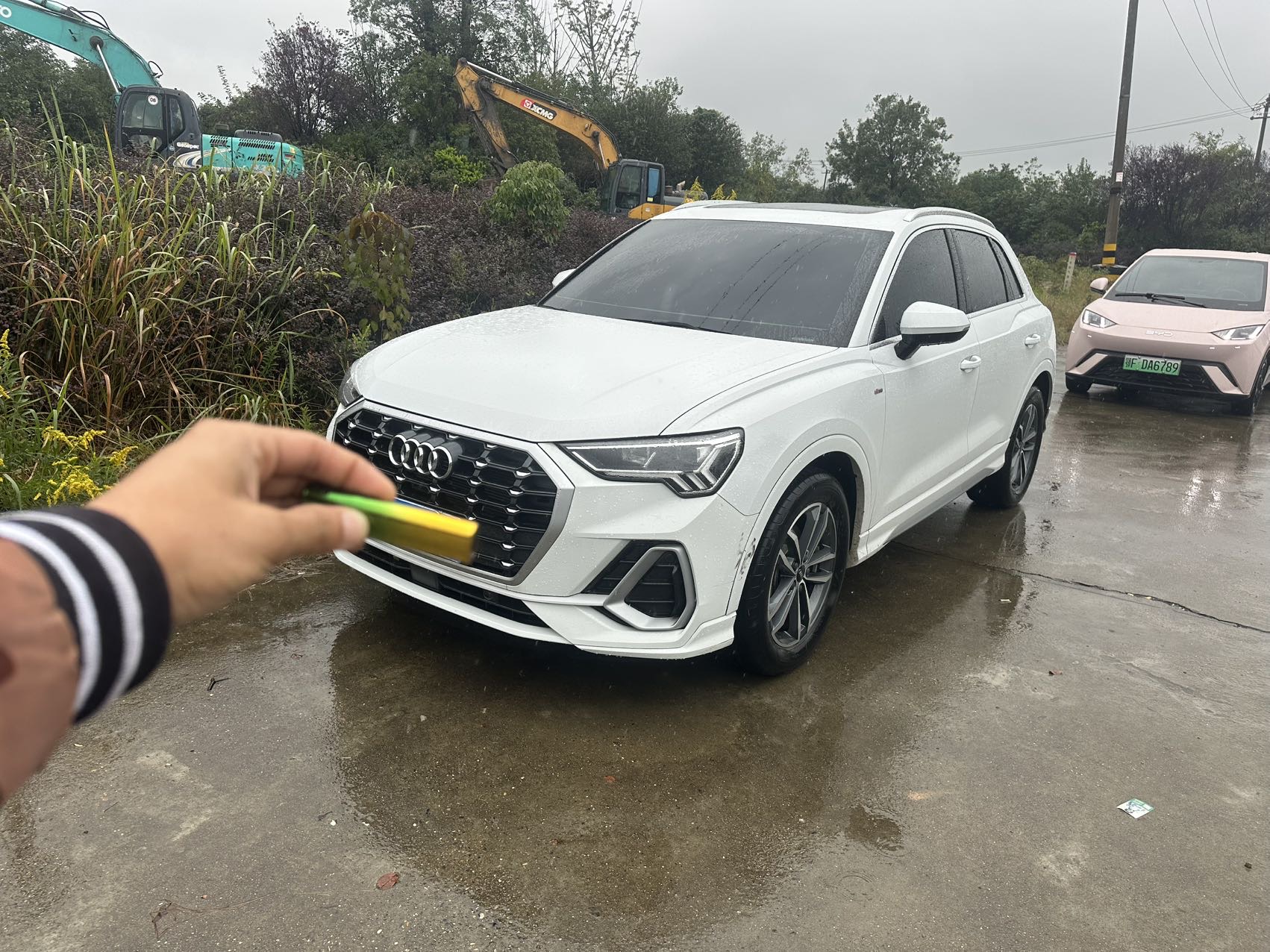 Audi Q3 2023 car image 