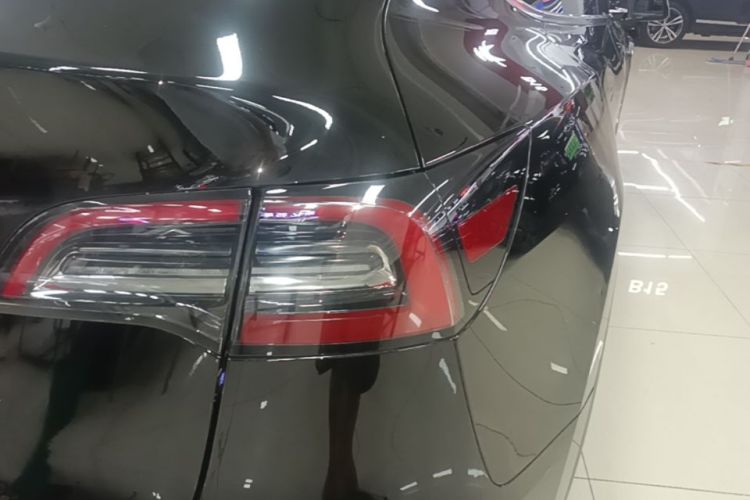 Tesla Model Y 2023 immagine di auto #8