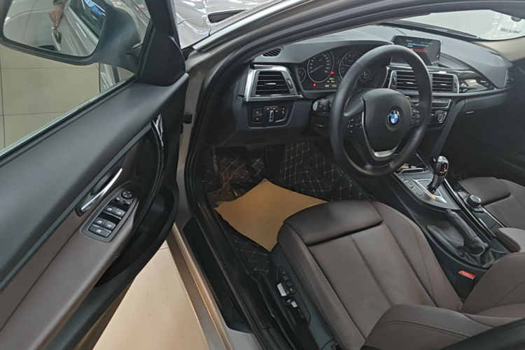 BMW 3 Series 2018 car image #12
