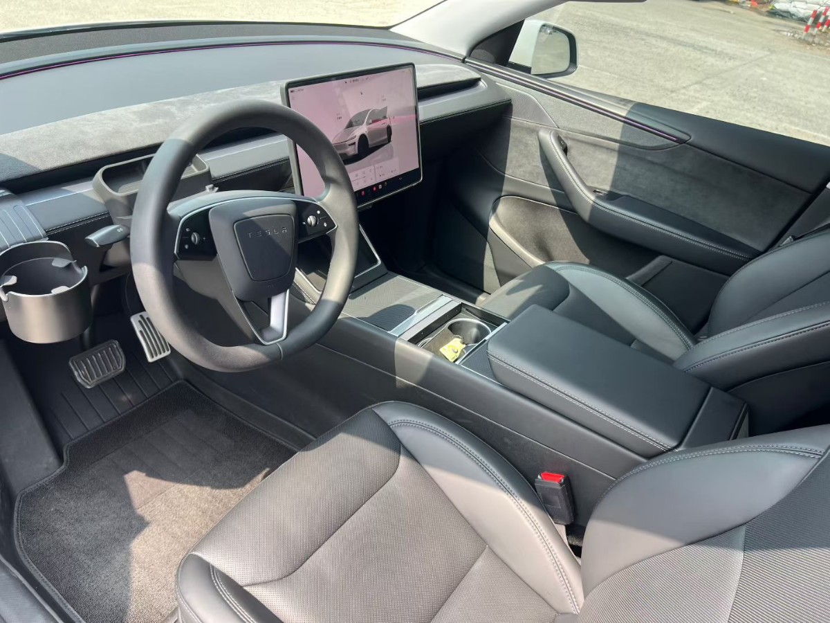 Tesla Model Y 2025 #4 Tesla Model Y 2025 car image #4